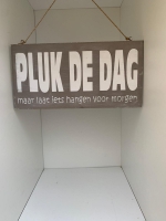 Houten tekstbord pluk de dag maar laat iets hangen voor morgen  