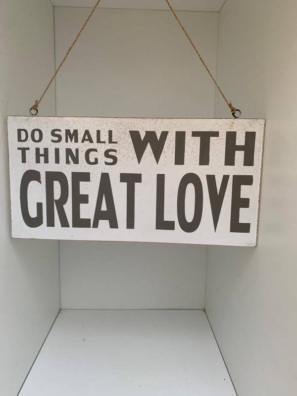 Houten tekstbord do Small things with great love